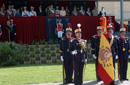 La Bandera se coloca ante la tribuna Real para que los jurandos pasen y la besen   ratificando su juramento