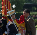 Soldado de besando la Bandera