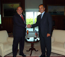 El ministro de Defensa, José Antonio Alonso, saluda al embajador de Estados Unidos en España, Eduardo Aguirre, antes de reunirse en el ministerio de Defensa