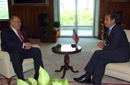 El ministro de Defensa, José Antonio Alonso, mantiene una reunión con el embajador de Estados Unidos en España, Eduardo Aguirre