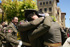 Alumnos de la Academia General Militar de Zaragoza se abrazan tras el rompan filas
