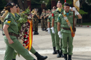 Soldados portando la corona durante el acto de Homenaje a los Caidos