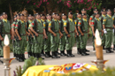 Soldados cantando el himno 'La muerte no es el final'