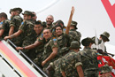 Soldados españoles embarcan en el aeropuerto de Almeria al avión que los trasladará hacia la República Democrática del Congo