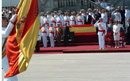 Su Majestad el rey saluda a la Bandera al finalizar el acto