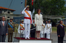 Los Reyes reciben honores a su llegada al a Escuela Naval Militar, le acompañan el presidente de la Junta Gallega y el ministro de Defensa, entre otras autoridades civiles y militares
