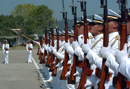Los guardias marina, presentan armas al toque del Himno Nacional