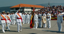S M el Rey pasa revista a las tropas que le rinden honores, le acompañan el Almirante Jefe de Estado Mayor de la Armada y el Almirante Jefe del Cuarto Militar de la Casa Real