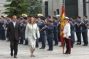 El ministro de Defensa, José Antonio Alonso, junto a su homóloga de Chile, Vivianne Blanlot Soza pasan revista a la formación