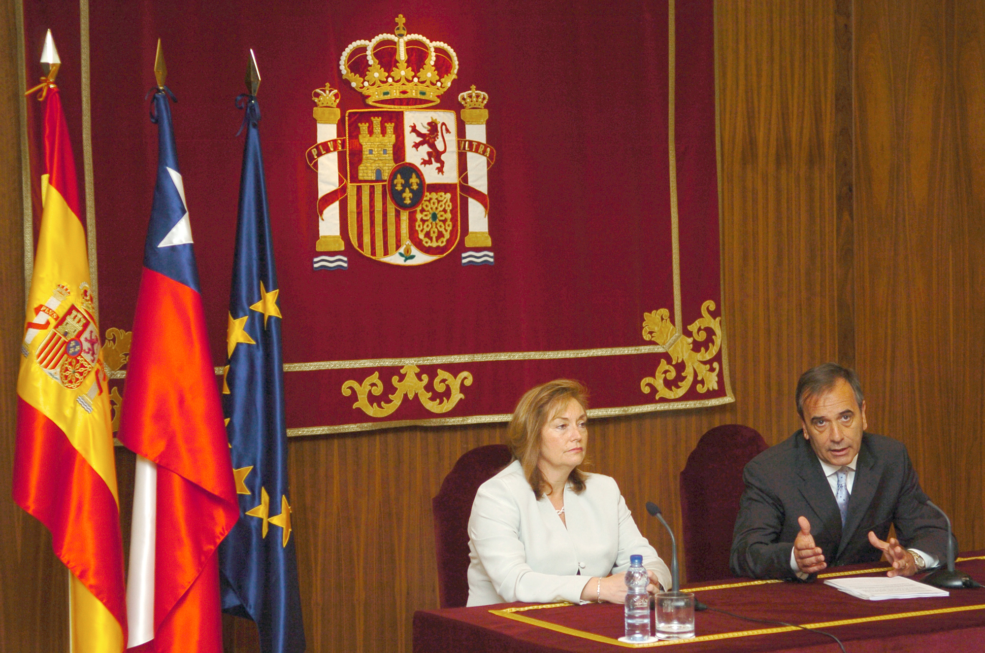 El ministro de Defensa, José Antonio Alonso, junto a su homóloga de Chile, Vivianne Blanlot Soza, en rueda de prensa