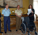 La embajadora de Colombia en España, Noemí Sanin Posada, agradece al ministerio de Defensa la donación de las sillas