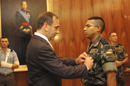 El ministro de Defensa, José Antonio Alonso, ha impuesto hoy la Medalla OTAN 'ISAF' al soldado Carlos Iván Macías Morán, 'por los servicios realizados en operaciones de mantenimiento de la paz en Afganistán'