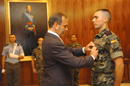 El ministro de Defensa, José Antonio Alonso, ha impuesto hoy la Medalla OTAN ISAF al soldado Javier Rubio Bellot, 'por los servicios realizados en operaciones de mantenimiento de la paz en Afganistán'
