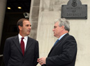 El ministro de Defensa, José Antonio Alonso, junto a su homólogo británico, Des Browne, a su llegada al ministerio de Defensa