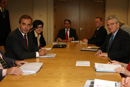 Los ministros de Defensa de España José Antonio Alonso y del Reino Unido Des Browne, con sus delegaciones, durante la reunión mantenida en Londres