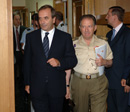 El ministro de Defensa, José Antonio Alonso, con el JEMAD, Félix Sanz, al finalizar la rueda de prensa