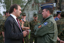 El ministro de Defensa, José Antonio Alonso, y el teniente coronel del EA,Francisco Javier Cid, jefe del destacamento Haris en la Base Aérea de Siauliai, Lituania