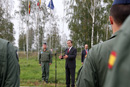 El ministro de Defensa, José Antonio Alonso, y el teniente coronel del EA,Francisco Javier Cid, jefe del destacamento Haris en la Base Aérea de Siauliai, Lituania durante su discurso al destacamento español