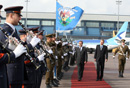 Los ministros de Defensa, José Antonio Alonso y  Jürgen Ligi pasan revista a las tropas que le rinden honores en el ministerio de Defensa de Estonia