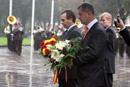 Los ministros de Defensa, José Antonio Alonso y el de Letonia, Atis Slakteris, realizan una ofrenda floral