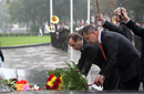 Los ministros de Defensa, José Antonio Alonso y el de Letonia, Atis Slakteris, colocan las flores sobre el monumento a los caidos