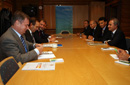Los ministros de Defensa de Italia y de España, Arturo Parisi y José Antonio Alonso, en Kittilä (Finlandia) ,con sus delegaciones, durante la reunión bilateral