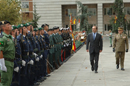 El ministro de Defensa, José Antonio Alonso, pasa revista a las unidades que rinden honores, en el Ministerio de Defensa