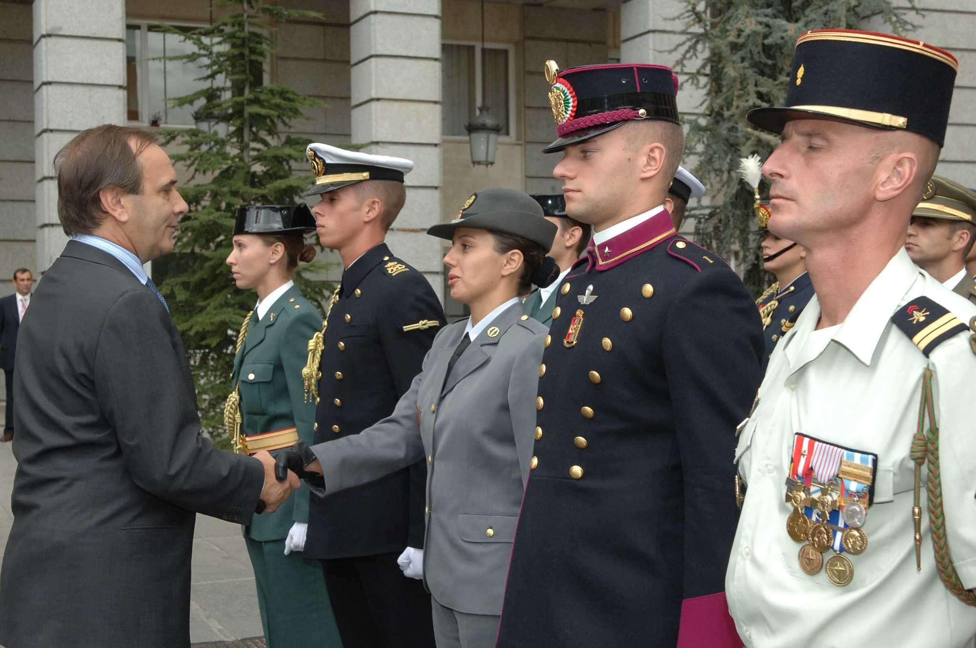 Tras pasar revista, el ministro de Defensa, José Antonio Alonso, saluda a los participantes de paises extranjeros en el desfile del Día de la Fiesta Nacional