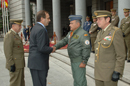 Tras pasar revista, el ministro de Defensa, José Antonio Alonso, saluda a los jefes de las unidades participantes  en el desfile del Día de la Fiesta Nacional