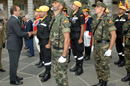 El ministro de Defensa, José Antonio Alonso, saluda a los participantes en el desfile del Día de la Fiesta Nacional