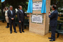 El ministro de Defensa, josé Antonio Alonso y el alcalde de Écija, Jua Wic, descubre la placa en el Parque de la Caballería