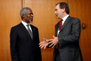 El ministro de Defensa, José Antonio Alonso, y el Secretario General de Naciones Unidas, Kofi Annan, en la sede de Naciones Unidas de Nueva York