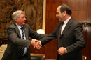 El ministro de Defensa, José Antonio Alonso, y el alcalde de Paterna, Borruey tras la firma del convenio de colaboración