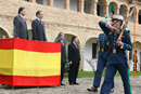 El ministro de Defensa durante la parada Militar en su visita a la Brigada de Cazadores de Montaña 'Aragón I'