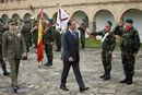 El ministro de Defensa durante la parada Militar en su visita a la Brigada de Cazadores de Montaña 'Aragón I'