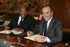 José Antonio Alonso, ministro de Defensa, con su homólogo de la República de Sudáfrica Mosiuoa Lekota en la firma del acuerdo.