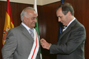El ministro de Defensa, José Antonio Alonso, impone la Gran Cruz al Mérito Militar con distintivo blanco a su homólogo de la República Islámica de Pakistán, Rao Sikandar