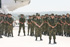 La agrupación táctica Cádiz formada en el aeropuerto de Jerez, con el coronel Ulpiano Yrayzoz, a su regreso desde Bosnia Herzegovina