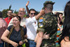 Un soldado de la agrupación táctica Cádiz saluda a sus familiares en el aeropuerto de Jerez