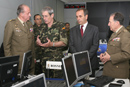 S. M. El Rey, el ministro de Defensa, el jefe del Estado Mayor de la Defensa y el comandante  del mando de operaciones en el Centro de Operaciones Conjuntas del EMAD