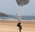 Un paracaidista del ejército en la playa de San Lorenzo Gijón