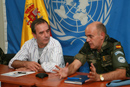 El ministro de Defensa recibe las explicaciones del general Martín-Ambrosio