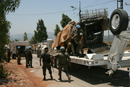 Las tropas españolas transportan el vehículo que sufrió  la explosión