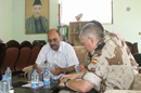 El gobernador de la provincia de Badghis, Mohammed Ashraf Nasseri con el coronel Rolán