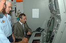 El ministro Alonso y el General del Aire García de la Vega durante unas explicaciones del teniente Barea sobre el radar