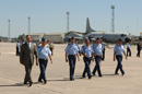 El ministro Alonso y el General del Aire García de la Vega a la llegada a la Base Aérea de Morón, Sevilla