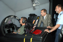 El coronel Machés, jefe de la Base Aérea de Morón y del Ala 11 muestra al ministro Alonso el simulador de vuelo del C-16