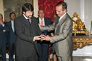 José Antonio Alonso, ministro de Defensa, entrega la condecoración a Pablo Yuste
