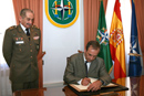El ministro de Defensa,  firma el libro de honor durante la visita al Cuartel General del Mando del  Componente Terrestre de la OTAN en Retamares (Madrid)