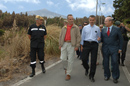 El alcalde de Icod de los Vinos (Tenerife), Diego Afonso Guillermo, muestra al ministro de Defensa las zonas afectadas por el incendio en su término municipal